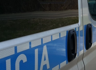 Dzieci ukryte między fotelami