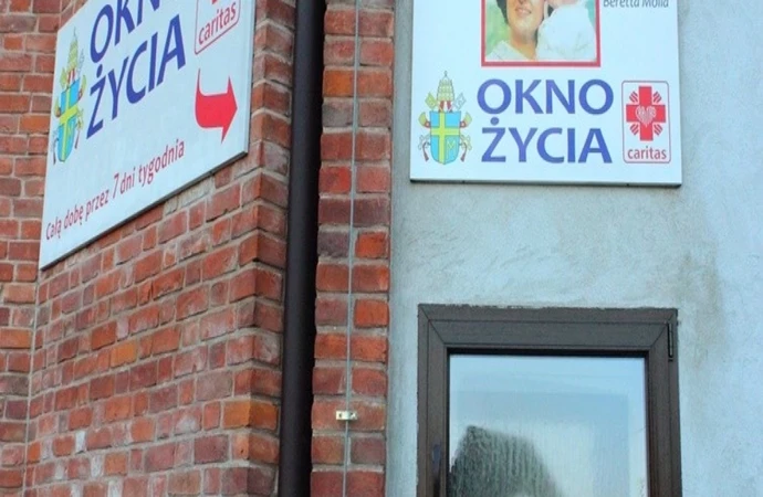 {Dziadkowie zajmują się dwójką dzieci, znalezionych miesiąc temu w olsztyńskim „oknie życia”. Sprawa przed sądem wciąż jednak trwa.}