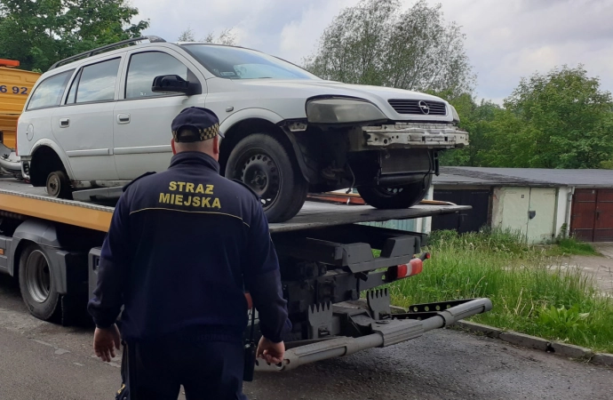 Olsztyńska Straż Miejska usunęła kolejne samochody, które blokowały miejsca parkingowe.